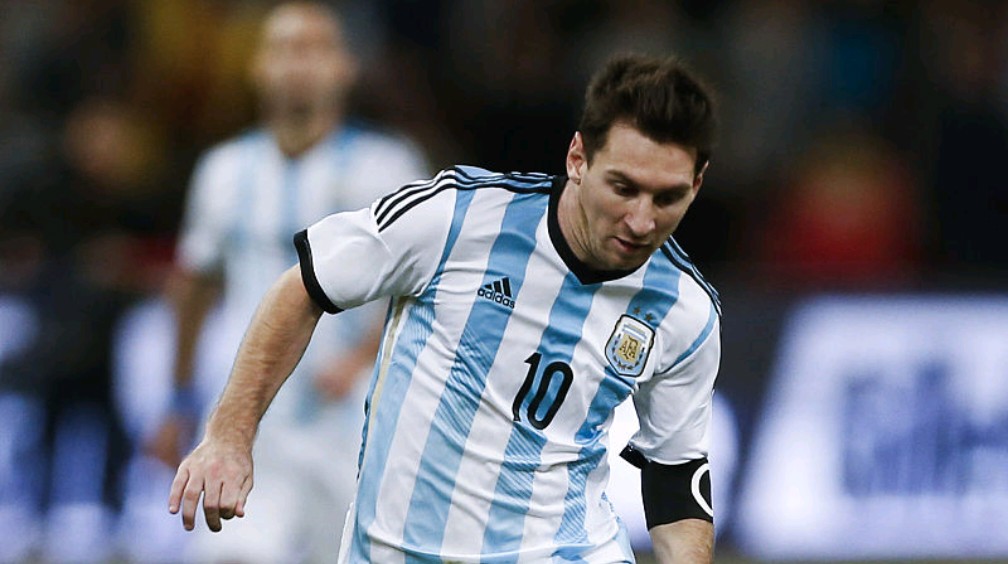 梅西在老鹰比赛中持续失利，出色发挥引发热议！爱游戏体育注册官网